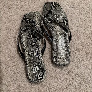 NWOT Gap snakeskin flip flops 8